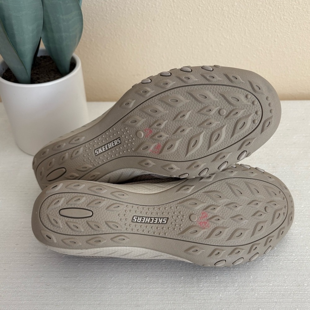 New Skechers Relaxed Fit Taupe Suede/Mesh Casual Sneakers Women’s 7.5 - Picture 12 of 12